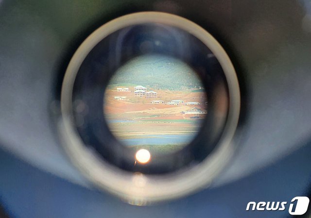 경기도 파주시 오두산통일전망대에 설치된 망원경에 북한 개풍군 마을 일대가 보이고 있다… 2021.5.2/뉴스1 © News1