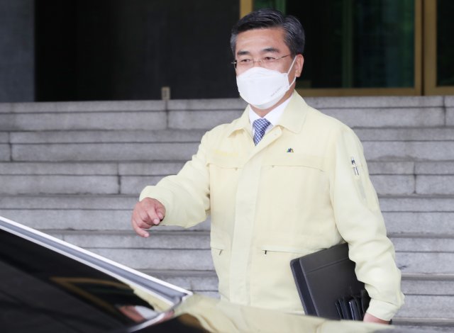 서욱 국방부 장관이 20일 오전 서울 종로구 정부서울청사에서 영상으로 열린 국무회의를 마친후 청사를 나서고 있다. 뉴시스