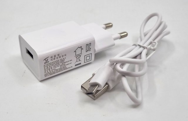 기본 제공되는 USB 어댑터와 케이블 (출처=IT동아)