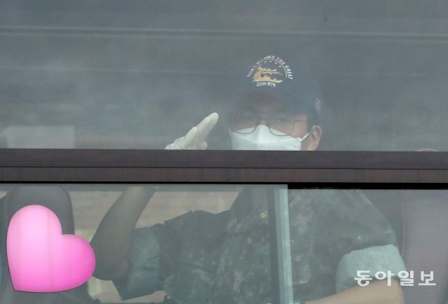 ‘필승, 대한민국 귀국을 신고 합니다’. 20일 오후 서울공항을 통해 귀국한 청해부대 장병이 이동하는 버스 안에서 거수경례를 하고 있다.