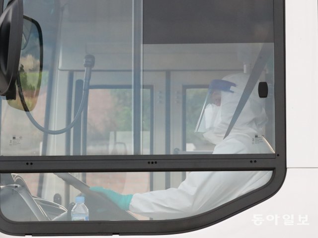 청해부대 장병을 태운 버스가 국군수도병원, 국방어학원 등지로 이동하고 있다. 버스 운전자가 방호복을 착용한채 운전하고 있다.