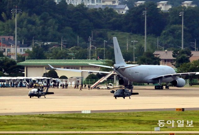 20일 오후 경기 성남 서울공항을 통해 청해부대 장병 301명 전원이 조기 귀국했다. 장병들이 수송기에서 내려 버스로 이동하고 있다.