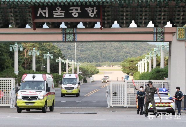 20일 오후 청해부대 장병을 태운 엠블런스가 서울공항을 빠져나오고 있다.