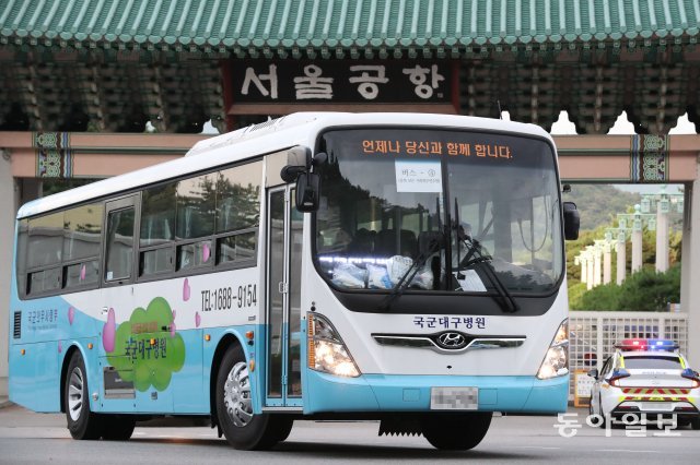 20일 오후 청해부대 장병들은 태운 군 버스가 경기 성남 서울공항을 빠져나와 이동하고 있다.