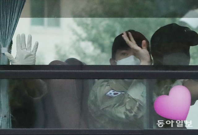 20일 오후 서울공항을 통해 귀국한 청해부대 장병이 취재진을 향해 손을 흔들고 있다.