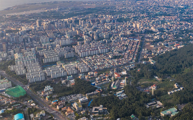 제주시 연동 신시가지 아파트가격이 상승하는 등 부동산 시장이 들썩이고 있다. 신종 코로나바이러스 감염증(코로나19) 확산과 정부의 수도권 부동산 규제정책 등으로 늘어난 외지인들의 아파트 매입이 상승세를 주도하고 있다.