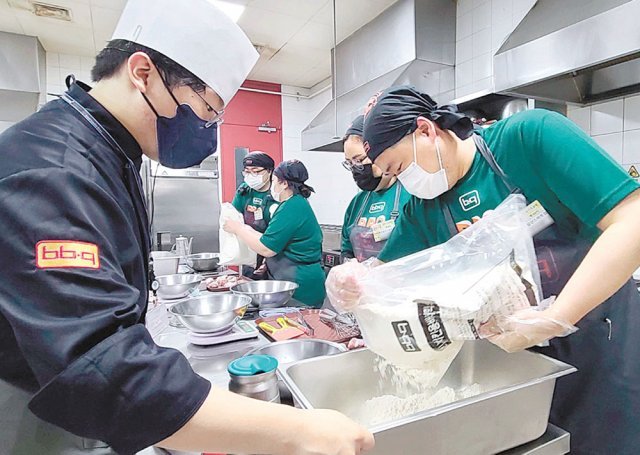 15일 경기 이천시 마장면 ‘제너시스BBQ 치킨대학’에서 창업 예정자들이 전문강사의 지도 아래 치킨 조리 실습에 참가하고 있다. 제너시스 BBQ 제공