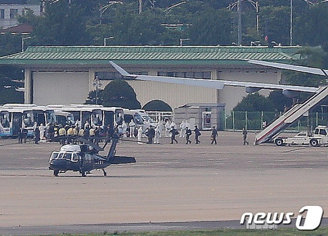 해외파병 임무 수행 중 신종 코로나바이러스 감염증(코로나19) 확진자가 집단 발병한 청해부대 제34진 장병들을 태운 공군 다목적 공중급유수송기 KC-330 ‘시그너스’가 20일 오후 경기도 성남시 수정구 서울공항에 착륙해 장병들이 수송기에서 내리고 있다. 2021.7.20/뉴스1 © News1