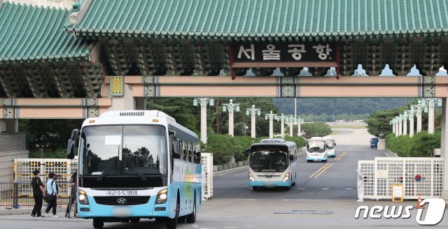 해외파병 임무 수행 중 신종 코로나바이러스 감염증(코로나19) 확진자가 발생한 청해부대 장병들을 태운 버스가 20일 오후 경기 성남 서울공항을 빠져나오고 있다. 2021.7.20/뉴스1 © News1