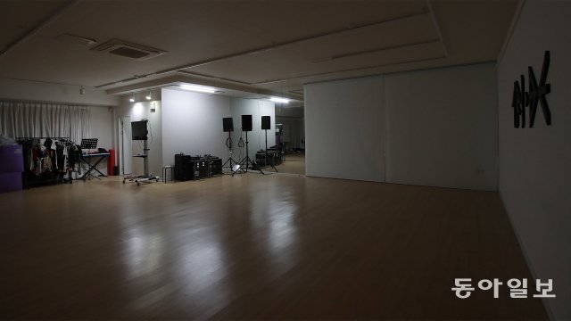 '트라이비' 멤버들이 안무를 연습하고 자체 콘텐츠를 촬영하는 서울 강남구 청담동 기획사 연습실.