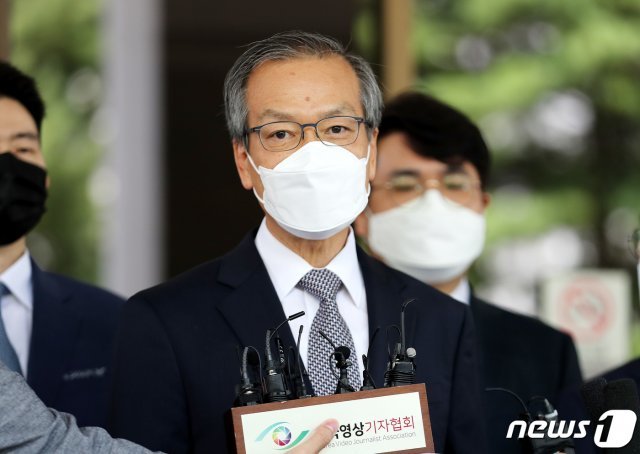 ‘드루킹 댓글조작’ 사건 수사와 공소유지를 맡아온 허익범 특별검사가 21일 서울 서초구 대법원 앞에서 김경수 경남지사에 대한 대법원 판결과 관련해 입장을 밝히고 있다. 2021.7.21/뉴스1 © News1