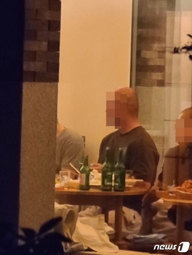 지난 19일 해남의 대형사찰 스님들이 방역수칙을 위반했다고 신고된 모습. 테이블 위에 음식과 함께 소주와 맥주 등이 놓여 있다. (독자제공)/뉴스1