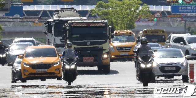 폭염 위기경보 수준이 ‘경계’ 단계로 상향된 21일 오후 경기도 화성시의 한 도로에 아지랑이가 피어오르고 있다. 2021.7.21/뉴스1 © News1