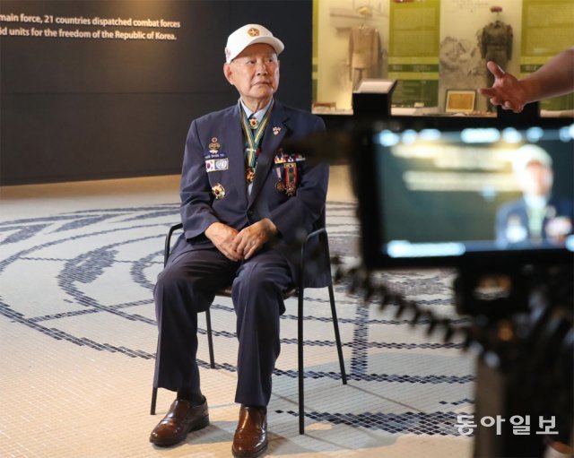 6·25전쟁 당시 카투사 1기로 참전한 류영봉 씨(89)가 19일 서울 용산구 전쟁기념관에서 자신이 겪은 전쟁과 그 이후의 삶에 대해 카메라 앞에서 구술하고 있다. 김동주 기자 zoo@donga.com