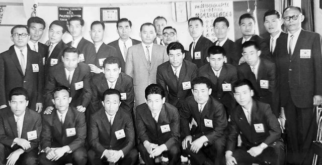 1964년 도쿄 올림픽을 앞두고 찍은 올림픽 축구 대표팀 단체 사진. 두 번째 줄 오른쪽에서 두 번째가 김정남 OB축구회 회장. 축구수집가 이재형 씨 제공