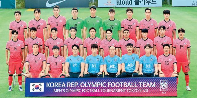 2020 도쿄 올림픽 축구 대표팀이 도쿄로 출국하기 직전 찍은 단체 사진. 김민재를 대신해 발탁된 박지수(첫 번째줄 왼쪽)를 수정 작업을 해 넣었다. 대한축구협회 제공