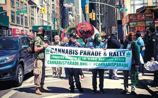 올해 5월 미국 뉴욕 맨해튼에서 마리화나 합법화를 지지하는 시민들이 거리 행진을 벌이고 있다. 시위대 뒤로 대형 마리화나 모형이 보인다. 진 출처 뉴욕시 캐너비스 퍼레이드 페이스북