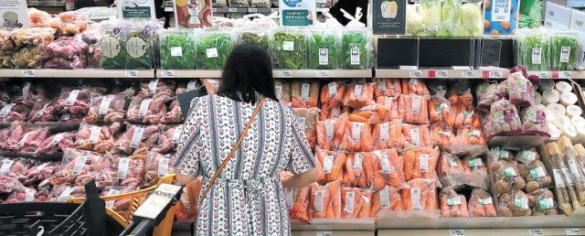 “가격표 보기가 무서워…” 21일 서울의 한 대형마트에서 소비자가 채소를 고르고 있다. 원자재 가격 
상승 여파로 6월 생산자물가지수(109.06)는 전달보다 0.4% 올라 역대 최고치로 치솟았다. 전년 동월 대비로는 3개월째 
6%대의 높은 상승률을 이어갔다. 뉴스1