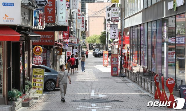 수도권 거리두기 4단계 시행 후 첫 주말인 지난 18일 오후 서울 명동거리가 한산한 모습을 보이고 있다. 2021.7.18/뉴스1 © News1