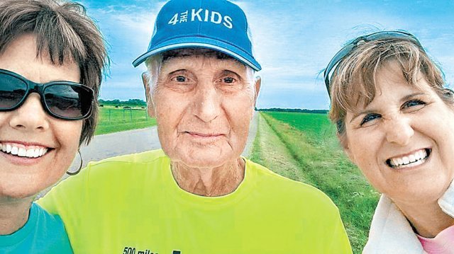 소아암 퇴치 모금을 위해 향후 1년간 약 5800km 걷기에 나선 미국 일리노이주의 90세 주민 딘 트라우트먼 씨(가운데)가 횡단 중 자신을 응원하는 사람들과 사진을 찍고 있다. 페이스북 캡처