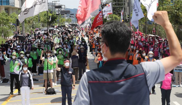 500인 이상 집회 금지에… 민노총, 세종서 ‘499명 집회’ 21일 오후 전국민주노동조합총연맹이 정부세종청사 앞에서
 ‘공공부문 비정규직 차별철폐 결의 대회’를 열었다. 민노총은 “정부가 3일 민노총 집회 참가자 중 3명이 코로나19에 확진된 
것과 관련해 방역 책임을 전가하려 한다”고 비판했다. 세종=뉴시스