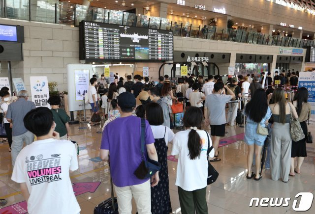 서울 강서구 김포공항 국내선이 여행을 떠나는 시민들로 북적이고 있다./뉴스1 © News1