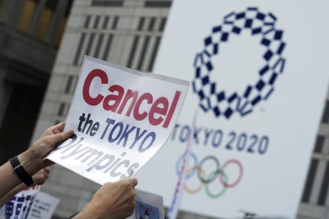 2021.06.23 도쿄 올림픽을 반대하는 시민들이 도쿄도청 주변에 모여 시위를 벌이고 있다. AP=뉴시스