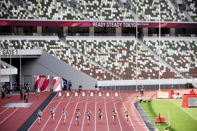 2021.05.09 도쿄 올림픽스타디움에서 열린 육상 테스트 이벤트 경기에서 일본 육상 선수들이 트랙을 달리고 있다. AP=뉴시스