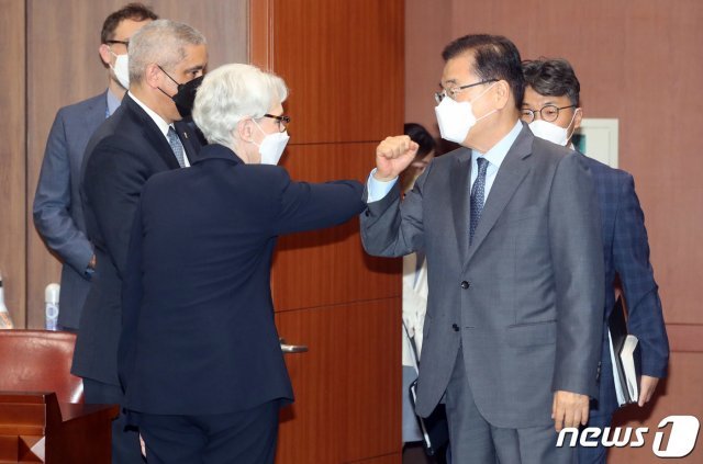 정의용 외교부 장관(오른쪽)이 22일 서울 종로구 도렴동 외교부 청사에서 예방한 웬디 셔먼 미국 국무부 부장관과 팔꿈치 인사를 나누고 있다. 2021.7.22/뉴스1 © News1