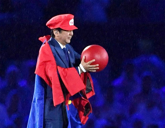 2016년 8월 리우데자네이루 올림픽 폐회식이 열린 리우데자네이루 마라카낭 경기장에서 아베 신조 당시 일본 총리가 일본을 대표하는 게임 캐릭터인 슈퍼마리오 분장을 하고 빨간 공을 든 채 등장하고 있다. 리우데자네이루=AP 뉴시스