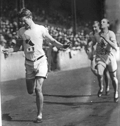 1920 올림픽 육상 남자 1500m에서 결승선을 통과하고 있는 필립 노엘베이커. 국제올림픽위원회(IOC) 홈페이지