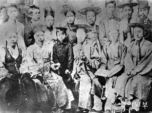 1882년 임오군란에 이어 1884년 갑신정변의 실패로 다수의 일본인이 목숨을 잃자 일본에서는 청군과 이에 동조한 조선인에 대한 분노가 들끓었다. 사진은 갑신정변 주요 인물들이 1884년 촬영한 사진으로 앞줄 중앙이 박영효, 뒷줄 왼쪽에서 4번째가 유길준이다. 동아일보DB