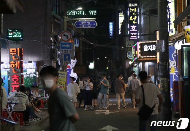 사회적 거리두기 4단계 격상을 하루 앞둔 11일 밤 서울 중구 을지로 노가리 골목 2~3개 유명 가게에만 손님들이 북적이고 있다.  2021.7.11/뉴스1 © News1