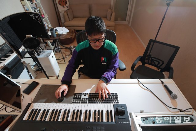 지난 5월 19일, 유명 프로듀서(PD)인 신사동호랭이가 서울 강남구 신사동에 있는 자신의 작업실에에서 프로듀싱 작업을 하는 모습.