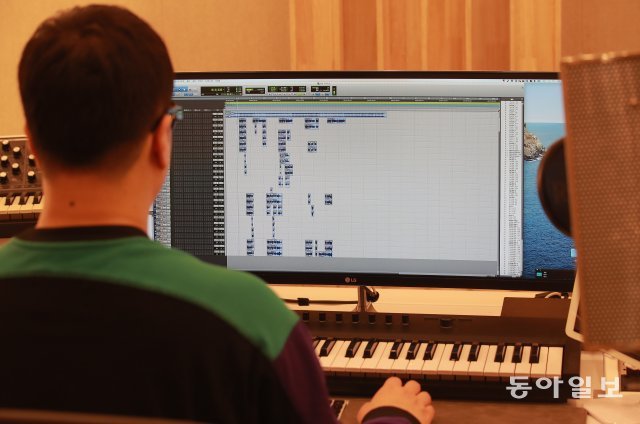지난 5월 19일, 유명 프로듀서(PD)인 신사동호랭이가 서울 강남구 신사동 자신의 작업실에에서 프로듀싱 작업을 하는 모습.