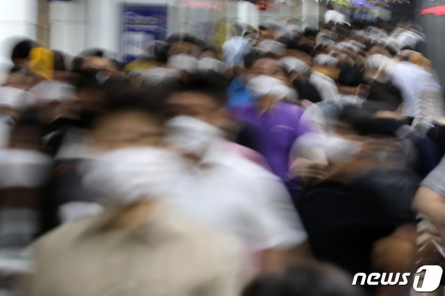 서울 종로구 지하철 광화문역에서 시민들이 발걸음을 옮기고 있다. 2021.7.23/뉴스1 © News1