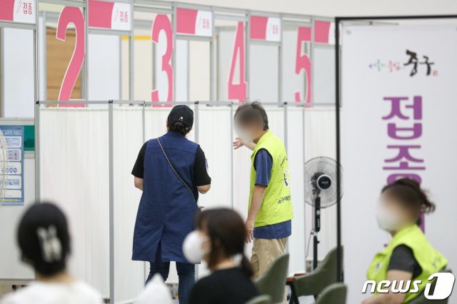 22일 오전 서울 중구 예방접종센터에서 시민들이 백신 접종을 위해 이동하고 있다. 2021.7.22/뉴스1 © News1