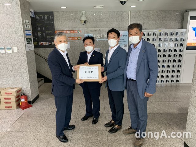 전국 축산물군납조합협의회(회장 조규용 가평축협조합장, 왼쪽에서 세 번째)는 22일 군 급식 개선안에 대한 전면 재검토 건의문을 국방부에 
전달했다.