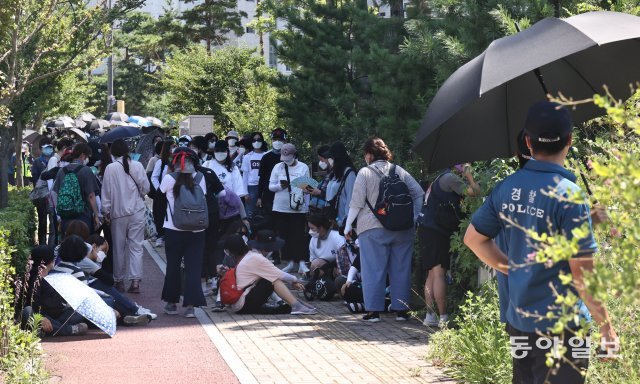 집회 장소 집결에 실패한 참가자들이 경찰의 가이드라인 밖에서 대기하고 있다. 양회성 기자 yohan@donga.com