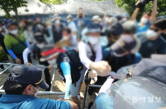 집회를 마치고 돌아가려던 참가자들이 경찰 병력과 충돌하고 있다. 양회성 기자 yohan@donga.com