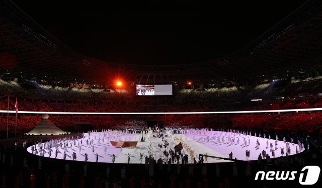 23일 오후 일본 도쿄 국립경기장에서 열린 2020 도쿄올림픽 개막식에서 세계 각국의 선수들이 입장하고 있다.  2021.7.23/뉴스1 © News1