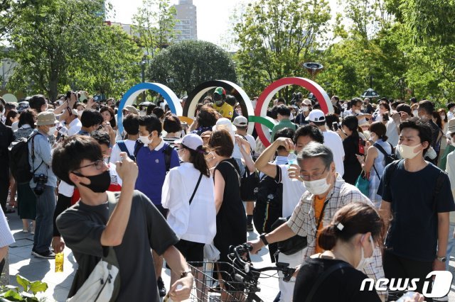 2020 도쿄올림픽 개막일인 23일 오후 일본 도쿄 신주쿠 국립경기장이 시민들로 붐비고 있다. 2021.7.23/뉴스1 © News1