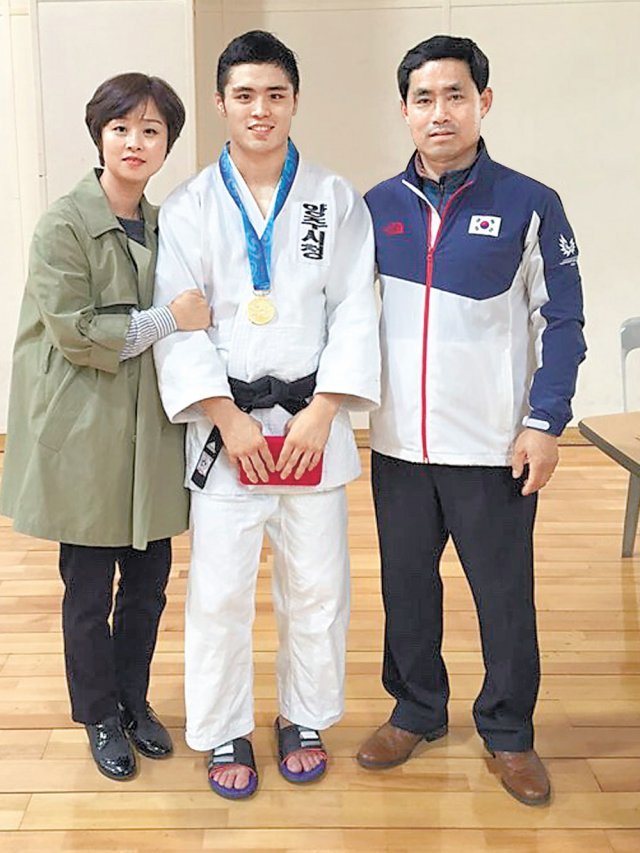 24일 2020 도쿄 올림픽 남자 유도 60kg급에 출전하는 김원진(가운데)과 아버지 고 김기형 씨, 어머니 심은주 씨. 김원진 제공
