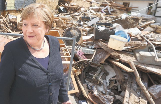 앙겔라 메르켈 독일 총리가 20일 독일 남서부 바덴뷔르템베르크주 이베르스하임을 찾아 홍수 피해 현장을 둘러보고 있다. AP 뉴시스