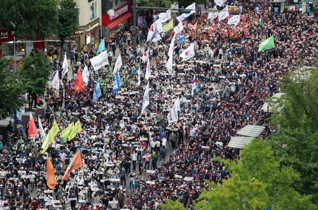 전국민주노동조합총연맹 회원들이 지난 3일 서울 종로2가에 모여 노동자대회를 하고 있다. 뉴시스