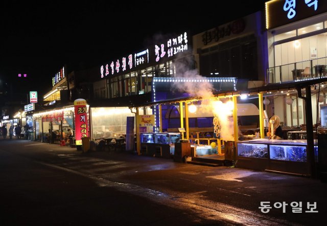 19일 사회적 거리두기 4단계로 격상된 강원도 강릉 경포해수욕장. 이날 강릉시 식당과 해수욕장은 20시까지 운영했다. 다만 식당은 포장은 가능해 문을 열어놓았다. 김재명 기자