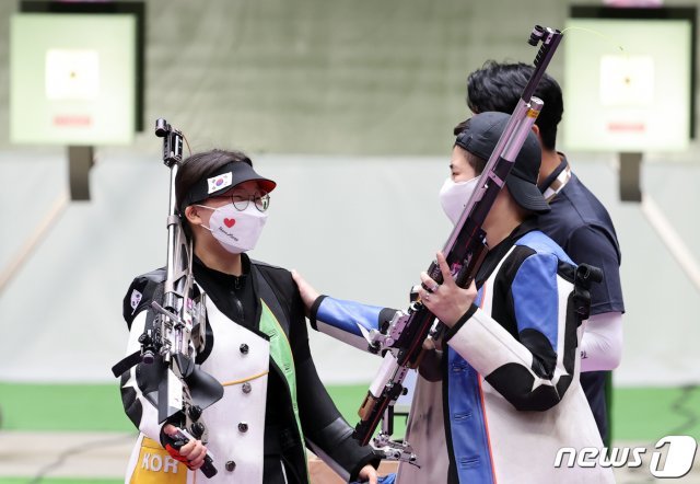 대한민국 사격 권은지(왼쪽)와 박희문이 24일 오전 일본 도쿄 아사카 사격장에서 열린 ‘2020 도쿄올림픽’ 사격 10m 공기소총 여자 결선 경기에서 탈락한 후 서로 격려하고 있다. 2021.7.24/뉴스1 © News1