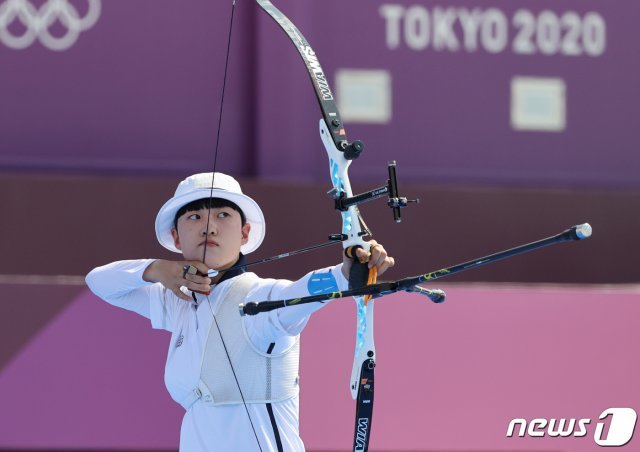 대한민국 양궁대표팀 안산이 24일 일본 도쿄 유메노시마 공원 양궁장에서 열린 2020 도쿄올림픽 혼성단체전 8강에서 활을 쏘고 있다. 2021.7.24/뉴스1 © News1