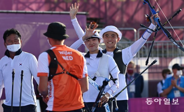 양궁 국가대표 김제덕(오른쪽)과 안산이 24일 일본 도쿄 유메노시마 공원 양궁장에서 열린 도쿄올림픽 양궁 혼성 네덜란드와의 결승전에서 승리한 뒤 금메달을 목에 걸고 환호하고 있다. 
2021.07.24 도쿄=홍진환 기자