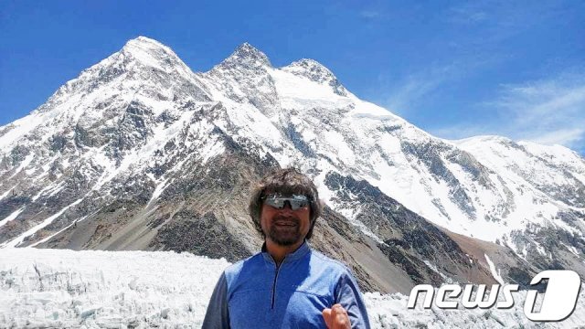 장애 산악인 김홍빈 대장이 브로드피크(8047m) 등정에 앞서 지난 12일 K2베이스캠프에 들러 등반루트를 살펴본 후 기념촬영을 하고 있다. K2(8611m)와 브로드피크의 거리는 8km 정도다. (김홍빈 대장 페이스북 캡처)2021.7.22/뉴스1 © News1